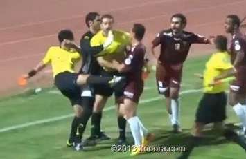 الحكم الكويتي سعد الفضلي لحظة ضربه للاعبي النصر الشهر الماضي