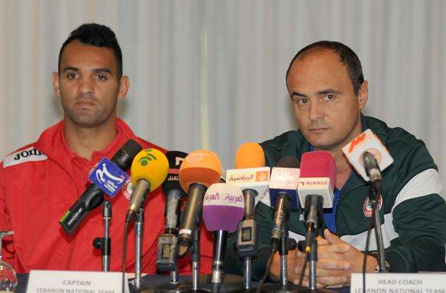 جيانيني متحدثا في المؤتمر الصحفي اليوم وإلى جانبه قائد منتخب لبنان رضا عنتر