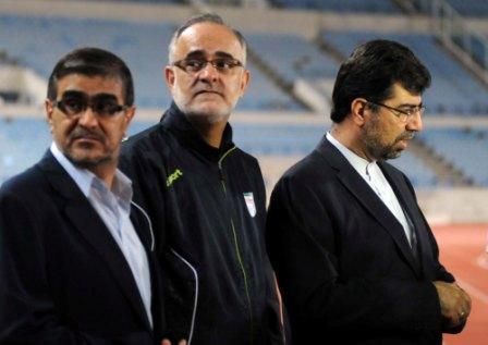 السفير الإيراني غضنفر ركن ابادي (إلى اليسار) متابعاً التدريب مع أركان السفارة