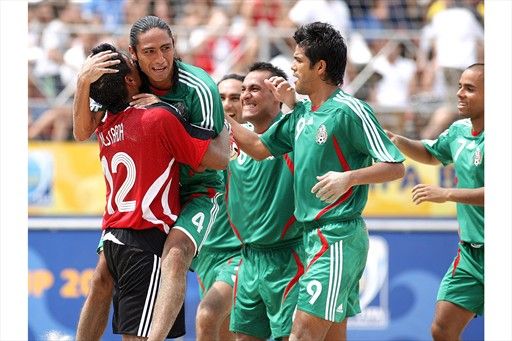 فرحة لاعبي المكسيك بالفوز على المنتخب الروسي