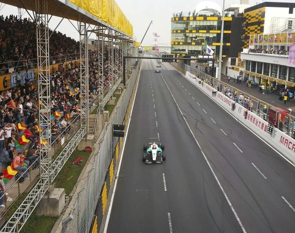 2013-11-19t124226z_1970070043_gm1e9bj1l9701_rtrmadp_3_motor-racing-macau_reuters