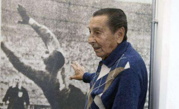 شيجا أمام صورة تحكي هدفه التاريخي بمرمى البرازيل 