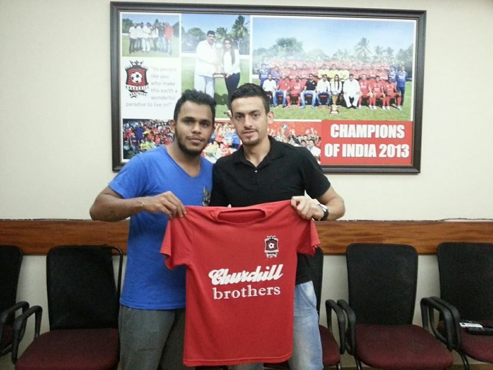 ياسر شاهين يوقع في الهند