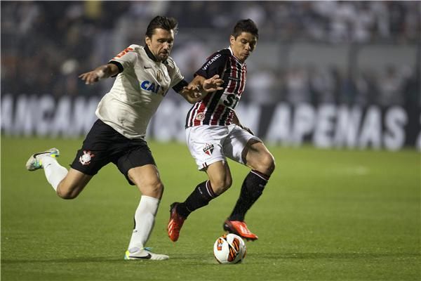 باولو آندري (يسار)