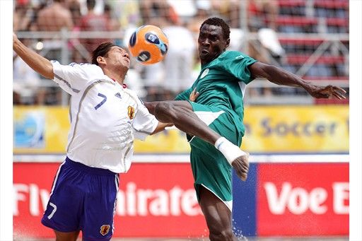 صراع في الهواء بين لاعبي المنتخب السنغالي والياباني