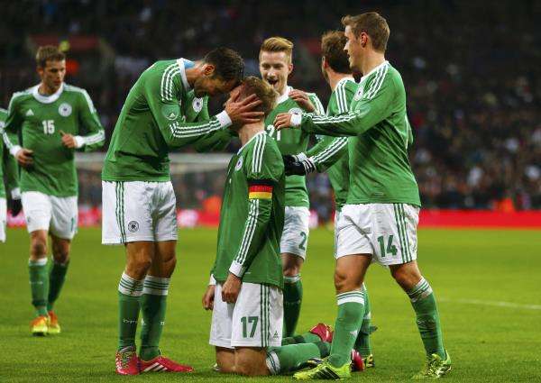 2013-11-19t205722z_1592680002_lr1e9bj1m7b9t_rtrmadp_3_soccer-friendly_reuters