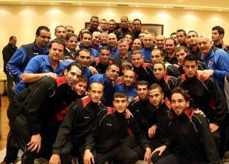 الملك عبدالله يتوسط بعثة منتخب الأردن 