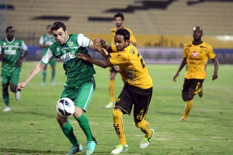 ضاري سعيد مدافع القادسية يحاول منع أحمد هايل مهاجم العربي من الوصول للكرة