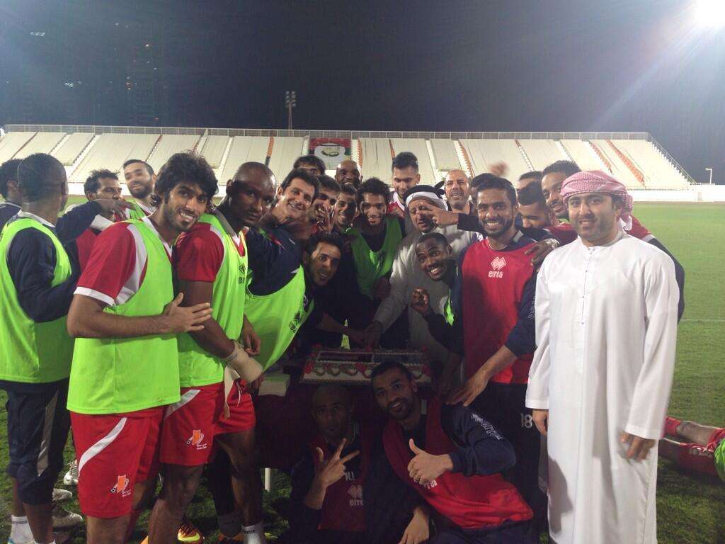 لاعبو عجمان الإمارتي يحتفلون مع زميلهم يوسف ناصر بمناسبة تأهل الكويت الي كأس آسيا