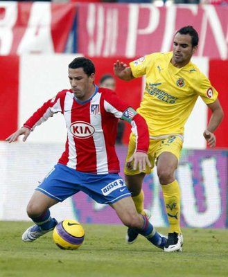 ماكسي رودريجيس لاعب اتليتيكو مدريد (يسار) مع لوبيز لاعب فياريال