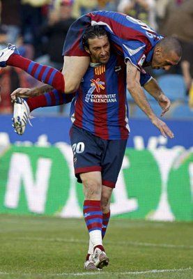 لاعبوا ليفاني يحتلفون بهدفهم الأول على ألميريا