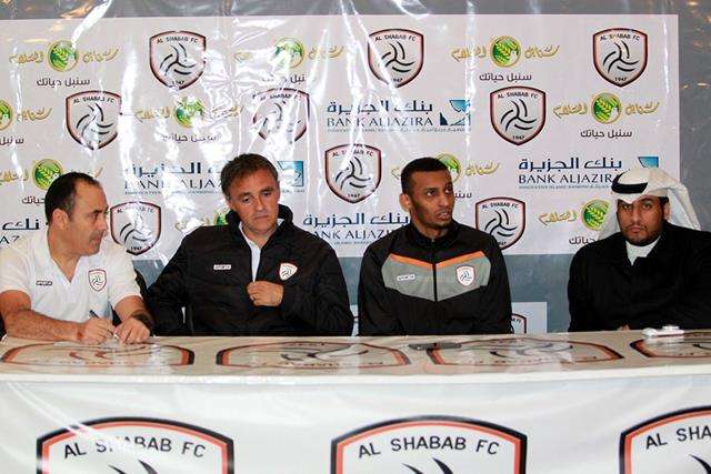 فيريرا متحدثا في المؤتمر مساء اليوم