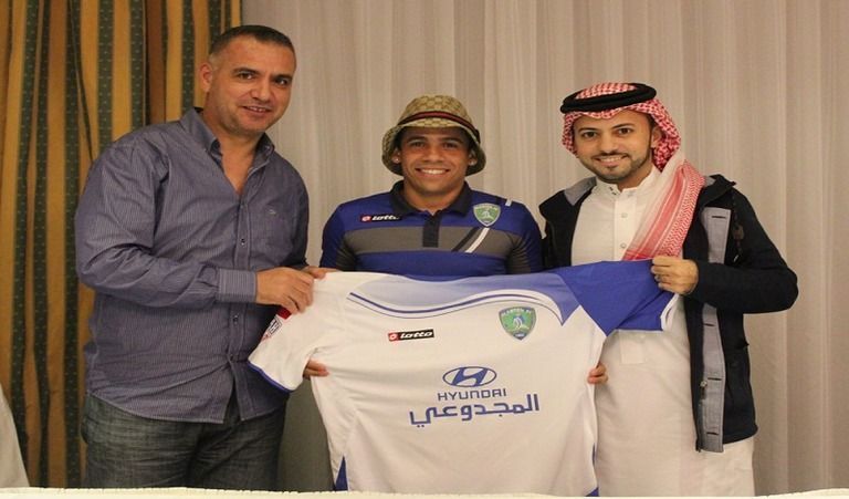 التون يحمل قميص الفتح مع المدرب الجبال  وامد الراشد المشرف على الفريق