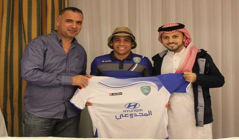 التون يحمل قميص الفتح مع المدرب الجبال وامد الراشد المشرف على الفريق