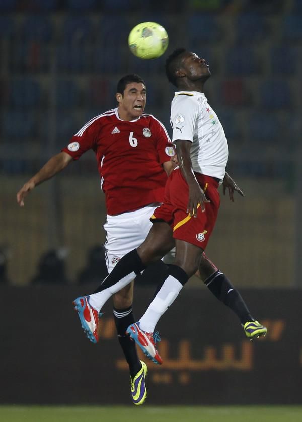 رامي بيعة في صراع هوائي مع جيان أسامواه في لقاء مصر وغانا