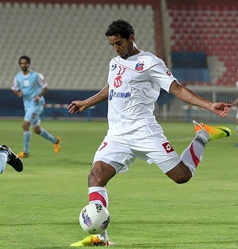التونسي عصام جمعة مهاجم الكويت سجل هدف في الساحل وتعرض للطرد