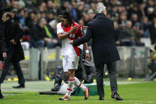 فالكاو يغادر الملعب وإلى جواره رانييري