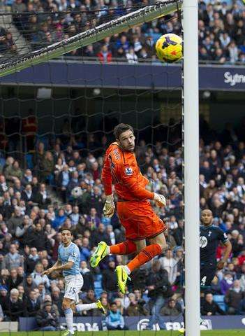تسديدة نافاس في طريقها لهز شباك مرمى توتنهام بعد مرور 13 ثانية