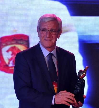 الإيطالي مارتشيللو ليبي لدى فوزه بجائزة أفضل مدرب