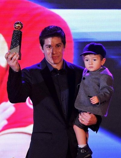 الارجنتيني داريو كونكا لدى فوزه بجائزة أفضل لاعب بدوري السوبر الصيني 2013