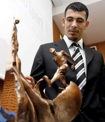 كابتن منتخب العراق يونس محمود ينظر الى جائزة جياشينتو فاكيتي