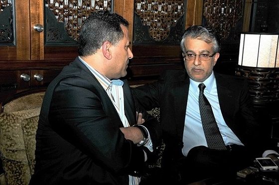 الشيخ سلمان  يدلي بحواره إلى عزالدين الكلاوي .. تصوير عبد العزيز عمر