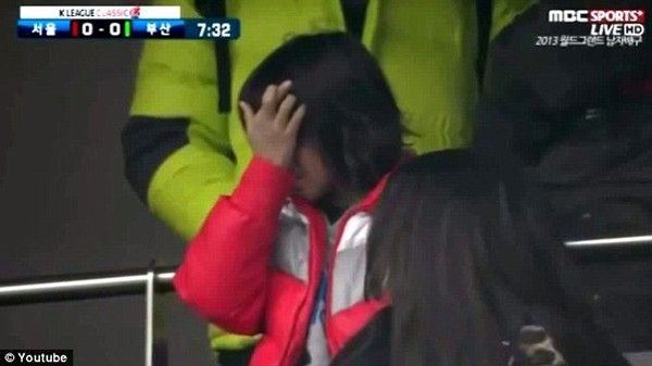 أحد أبناء اللاعب الكولومبي مولينا في حالة حزن على والده 