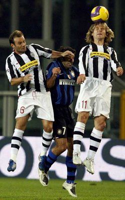 صراع على الكرة بين زانيتي وفيجو ونيدفيد خلال المباراة