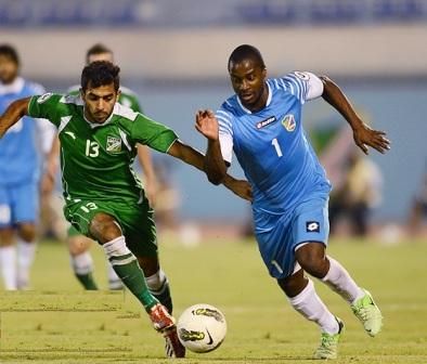 صراع على الكرة بين ستانلي لاعب السالمية ومحمد فريح لاعب العربي