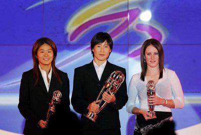 من اليمين الأسترالية كوليت مكالوم ومن اليسار اليابانية هوماري ساوا وفي الوسط الكورية الشمالية ري كوم سوك