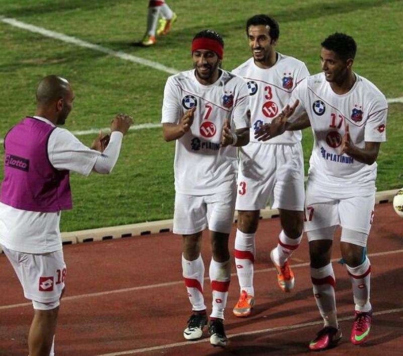 العنزي وعصام جمعة وفهد عوض يحتفلون بالفوز في إحدى المباريات