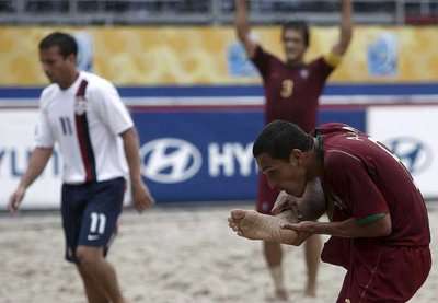 لاعب البرتغال الان يقبل رجله التي أحرز بها أهدافه 