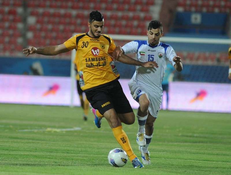 صراع على الكرة بين عمر السومة مهاجم القادسية ومدافع الجهراء