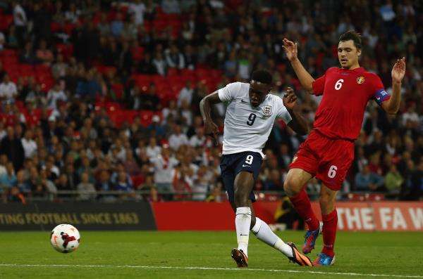 الكسندرو ايبوريانو (يمين)