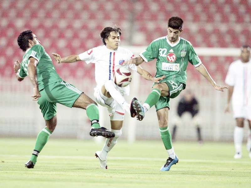 روجيرو مهاجم الكويت محاصرا بين لاعبي العربي عبد العزيز السليمي وحسين الموسوي