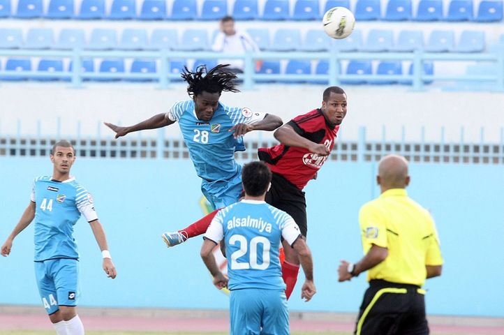 مرتضى فال مدافع السالمية يحاول منع احدى هجمات خيطان