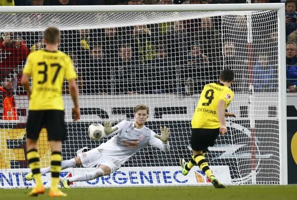 2013-11-30t164115z_1435991836_bm2e9bu1d2601_rtrmadp_3_soccer-germany_reuters