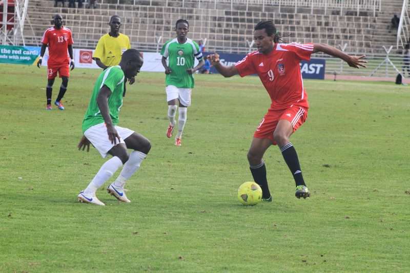 مهاجم جنوب السودان لودولي بالرقم 9 يحاول المرور من جيمس سايتوما مدافع المنتخب الكيني