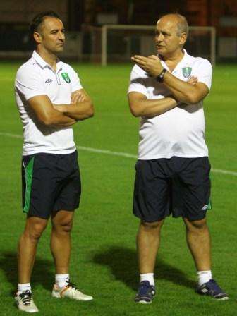 فيتور بيرايرا مدرب اهلي جدة في حوار مع احد مساعديه خلال تدريب الفريق
