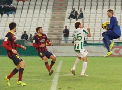 مينديجوتسكا مهاجم قرطبة انتزع الكرة من حارس برشلونة بعد دفعه وسجل هدف غير شرعي