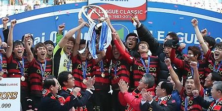 لاعبو فريق بوهانج ستيلرز يحتفلون بلقب الدوري الكوري 2013