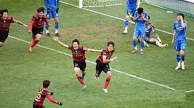 لاعبو بوهانج يحتفلون بعد تسجيلهم هدف الحسم والفوز باللقب