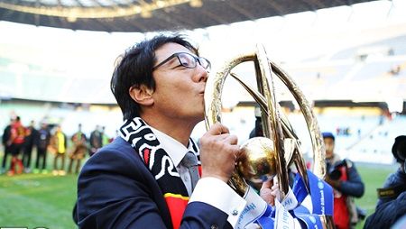 مدرب بوهانج الكوري  هوانج سون هونج يحتفل باللقب