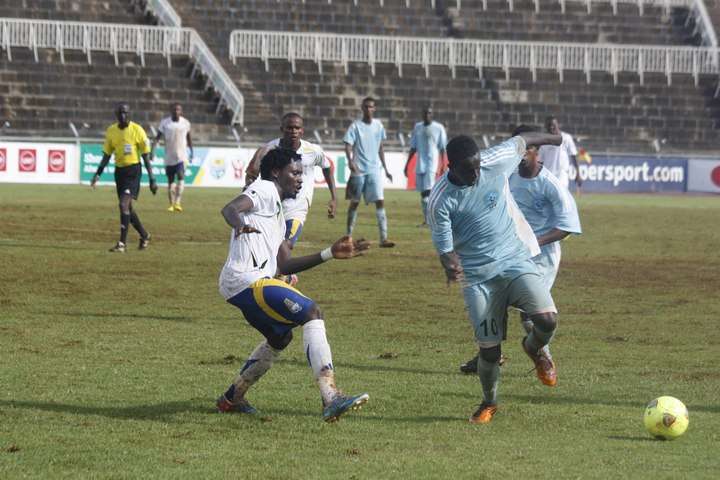 صادق عبد القادر بالرقم 10 المنتخب الصومالي يحاول المرور من التنزاني أنيوني إيرستو خلال مباراة المنتخبين اليوم