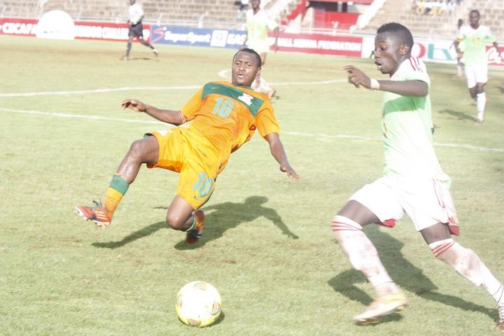 نجم زامبيا كريتسوفر كاتونجو يحاول إنتزاع الكرة من مدافع بورندي  هاريريمانا رشيد بالرقم 3