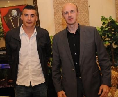 المدرب جوران وبجانبه مساعده بيدرو