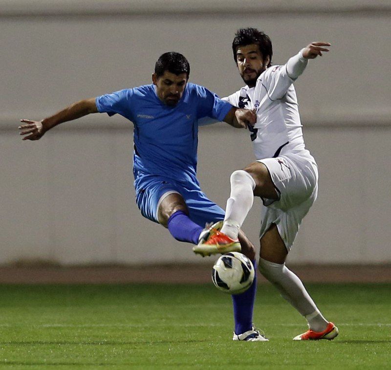 الباشا "الرمثا"يزاحم عوض راغب "الصريح" على الكرة تصوير: أحمد الأمين 