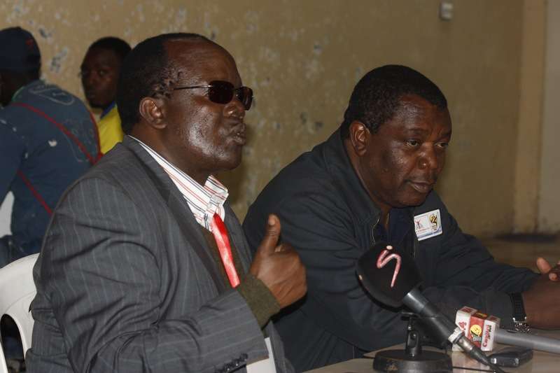 رئيس الإتحاد الكيني يتحدث وعلى يساره سكرتير سيكافانيكولاس موسوني