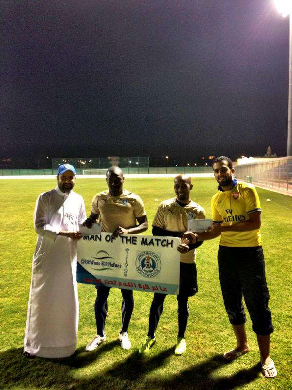  اللاعبان يتوسطان خالد بن سلمان وأحمدي