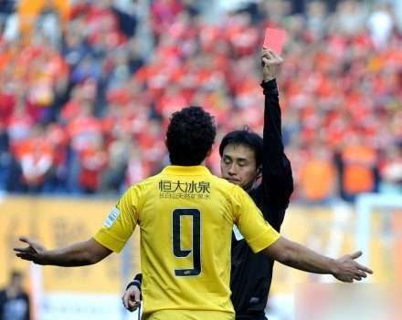 الحكم الياباني كيمورا يشهر البطاقة الحمراء بوجه مهاجم جوانجو البرازيلي الكيسون